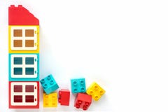 Τούβλα Lego Σπίτι των μικρών και μεγάλων πλαστικών τούβλων κατασκευαστών στο άσπρο υπόβαθρο Δημοφιλή παιχνίδια r στοκ εικόνες με δικαίωμα ελεύθερης χρήσης Τούβλα Lego Σπίτι των μικρών και μεγάλων πλαστικών τούβλων κατασκευαστών στο άσπρο υπόβαθρο Δημοφιλή παιχνίδια r στοκ εικόνες με δικαίωμα ελεύθερης χρήσης