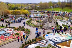 LEGOLAND,温莎,英国- 2016年4月30日:Miniland部分的Legoland访客 免版税库存图片 LEGOLAND,温莎,英国- 2016年4月30日:Miniland部分的Legoland访客 免版税库存图片