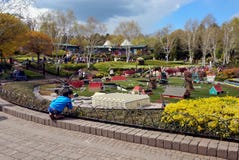 LEGOLAND,温莎,英国- 2016年4月30日:一个年轻男孩看lego模型在Miniland 库存照片 LEGOLAND,温莎,英国- 2016年4月30日:一个年轻男孩看lego模型在Miniland 库存照片