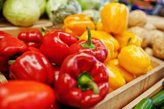 Legumes frescos brilhantes coloridos Pimentas amarelas de Bell e vermelhas doces na prateleira de um supermercado ou de uma merce fotografia de stock royalty free Legumes frescos brilhantes coloridos Pimentas amarelas de Bell e vermelhas doces na prateleira de um supermercado ou de uma merce fotografia de stock royalty free