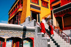LEH-ΙΝΔΙΑ, ΣΤΙΣ 31 ΑΥΓΟΎΣΤΟΥ 2016: Οι θιβετιανοί βουδιστικοί μοναχοί προετοιμάστηκαν για στο μοναστήρι Thikse στοκ φωτογραφία LEH-ΙΝΔΙΑ, ΣΤΙΣ 31 ΑΥΓΟΎΣΤΟΥ 2016: Οι θιβετιανοί βουδιστικοί μοναχοί προετοιμάστηκαν για στο μοναστήρι Thikse στοκ φωτογραφία