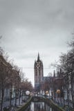 Lehnender Turm der alten Kirche am Kanal Oude Delft Oude Kerk Delft aan de Oude Delft stockbilder Lehnender Turm der alten Kirche am Kanal Oude Delft Oude Kerk Delft aan de Oude Delft stockbilder