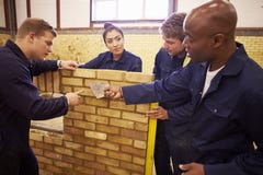 Lehrer Helping Students Training, zum Erbauer zu sein stockbild Lehrer Helping Students Training, zum Erbauer zu sein stockbild