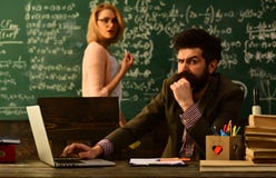 Lehrer informiert Studenten, dass sie nicht nur von ihr abh?ngen k?nnen und p?dagogischen Hintergrund der Mathematik studieren, G lizenzfreie stockfotos Lehrer informiert Studenten, dass sie nicht nur von ihr abh?ngen k?nnen und p?dagogischen Hintergrund der Mathematik studieren, G lizenzfreie stockfotos