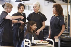 Lehrer Training Mature Students in der Frisur stockfotos Lehrer Training Mature Students in der Frisur stockfotos