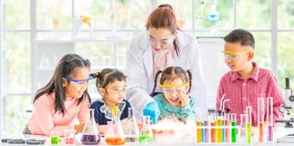 Lehrer und Studenten im Labor, Rauchfloss heraus lizenzfreies stockbild Lehrer und Studenten im Labor, Rauchfloss heraus lizenzfreies stockbild
