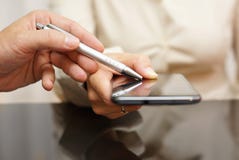 Lehrervertretung, wie man Handy und Anwendungen an verwendet lizenzfreie stockbilder Lehrervertretung, wie man Handy und Anwendungen an verwendet lizenzfreie stockbilder