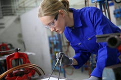 Lehrling der jungen Frau im Plumbery stockfotografie Lehrling der jungen Frau im Plumbery stockfotografie