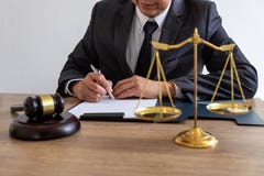Lei, conceito do conselho e da justiça, advogado do conselheiro ou notário legal trabalhando no documentos e relatório do caso im imagens de stock royalty free Lei, conceito do conselho e da justiça, advogado do conselheiro ou notário legal trabalhando no documentos e relatório do caso im imagens de stock royalty free