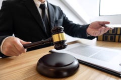 Lei legal, conceito do conselho e da justiça, advogado de assistência masculino ou notário trabalhando no documentos e papéis do foto de stock royalty free Lei legal, conceito do conselho e da justiça, advogado de assistência masculino ou notário trabalhando no documentos e papéis do foto de stock royalty free