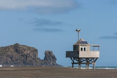 Leibwächterhütte auf Bethells-Strand stockbilder Leibwächterhütte auf Bethells-Strand stockbilder