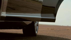 Leibwächtermädchenverlassen ein Auto Leibwächtermädchenverlassen ein Auto