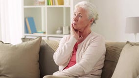 Leidende Zahnschmerzen der unglücklichen Frau zu Hause stock footage Leidende Zahnschmerzen der unglücklichen Frau zu Hause stock footage