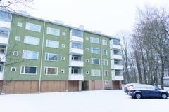 Leitartikel: Helsinki-Stadt, Finnland, am 21. Dezember 2018 Auto auf der Straße im Dorf mit Schnee und Wintersaison in Helsinki, lizenzfreie stockfotos Leitartikel: Helsinki-Stadt, Finnland, am 21. Dezember 2018 Auto auf der Straße im Dorf mit Schnee und Wintersaison in Helsinki, lizenzfreie stockfotos