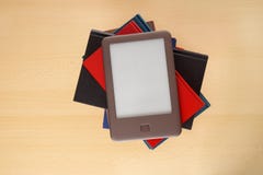 Leitor de Ebook na pilha dos livros Fotos de Stock Leitor de Ebook na pilha dos livros Fotos de Stock