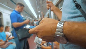 Leitura ocasional do homem da tela do smartphone do telefone celular quando olhares o navegador que viaja no metro no metro lento video estoque Leitura ocasional do homem da tela do smartphone do telefone celular quando olhares o navegador que viaja no metro no metro lento video estoque