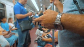 Leitura ocasional do homem da tela do smartphone do telefone celular quando olhares o navegador que viaja no metro no metro lento vídeos de arquivo Leitura ocasional do homem da tela do smartphone do telefone celular quando olhares o navegador que viaja no metro no metro lento vídeos de arquivo