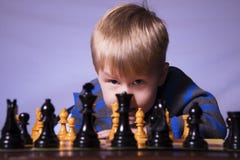 Leka schack för ung pojke royaltyfri bild Leka schack för ung pojke royaltyfri bild