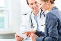 Lekarka z pacjentem w kliniki konsultować zdjęcie stock Lekarka z pacjentem w kliniki konsultować zdjęcie stock