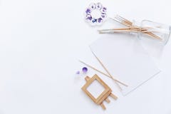 Lekmanna- konstworkspace för idérik lägenhet med gula paletter, målarfärgborstar, royaltyfri bild Lekmanna- konstworkspace för idérik lägenhet med gula paletter, målarfärgborstar, royaltyfri bild
