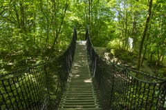Lekplatsen som är utomhus- parkerar med upphängningbron arkivfoto Lekplatsen som är utomhus- parkerar med upphängningbron arkivfoto