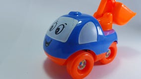Leksakbärgningsbilen, med muddrar på baksidan arkivfoto Leksakbärgningsbilen, med muddrar på baksidan arkivfoto