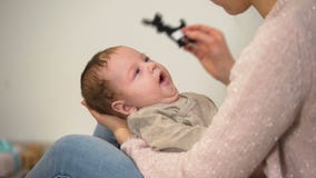 Leksaker för barn för mammavisning gullig gäspa olik, begynnande tidig utveckling stock video Leksaker för barn för mammavisning gullig gäspa olik, begynnande tidig utveckling stock video