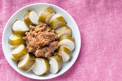 Lemang of de glutineuze die rijst met kokosmelk in bamboe wordt gekookt zijn een type van malay traditioneel die voedsel tijdens royalty-vrije stock foto's Lemang of de glutineuze die rijst met kokosmelk in bamboe wordt gekookt zijn een type van malay traditioneel die voedsel tijdens royalty-vrije stock foto's