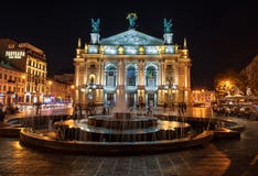 LEMBERG, UKRAINE - 8. SEPTEMBER 2016: Nationales akademisches Theater Lembergs der Oper und des Balletts genannt nach Solomiya Kr Stockbilder LEMBERG, UKRAINE - 8. SEPTEMBER 2016: Nationales akademisches Theater Lembergs der Oper und des Balletts genannt nach Solomiya Kr Stockbilder