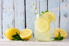 Lemonad i ett exponeringsglas för murarekrus med en blå wood bakgrund royaltyfria bilder Lemonad i ett exponeringsglas för murarekrus med en blå wood bakgrund royaltyfria bilder