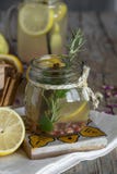Lemonad med den nya citronen på träbakgrund arkivfoton Lemonad med den nya citronen på träbakgrund arkivfoton