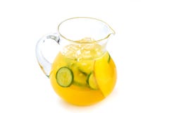 Lemoniada z mango i ogórkiem w dzbanku na odosobnionym białym tle obrazy royalty free Lemoniada z mango i ogórkiem w dzbanku na odosobnionym białym tle obrazy royalty free