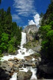 Lente Dalingen en Halve Koepel. Yosemite NP, CA stock afbeelding Lente Dalingen en Halve Koepel. Yosemite NP, CA stock afbeelding