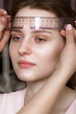 Lentiggini microblasting permanenti di tatuaggio ad una donna in un salone di bellezza fotografie stock Lentiggini microblasting permanenti di tatuaggio ad una donna in un salone di bellezza fotografie stock