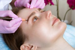 Lentiggini microblasting permanenti di tatuaggio ad una donna in un salone di bellezza fotografie stock libere da diritti Lentiggini microblasting permanenti di tatuaggio ad una donna in un salone di bellezza fotografie stock libere da diritti