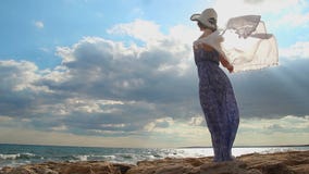 Lento-mo da morena feminino bonita que aprecia a liberdade, olhando o seascape vídeos de arquivo Lento-mo da morena feminino bonita que aprecia a liberdade, olhando o seascape vídeos de arquivo