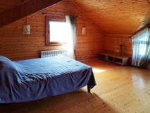 Leopoli, Ucraina - 9 9 2018: Interno rigoroso della camera da letto in una casa di legno Spazio vitale del progettista Posto di r fotografie stock Leopoli, Ucraina - 9 9 2018: Interno rigoroso della camera da letto in una casa di legno Spazio vitale del progettista Posto di r fotografie stock