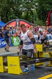 LEOPOLI, UCRAINA - LUGLIO 2016: Le forti maciste del culturista dell'atleta portano prima il più forte gruppo di progettazione de Immagine Stock Libera da Diritti LEOPOLI, UCRAINA - LUGLIO 2016: Le forti maciste del culturista dell'atleta portano prima il più forte gruppo di progettazione de Immagine Stock Libera da Diritti