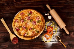 Lepel met tomatenpuree en pizza royalty-vrije stock fotografie Lepel met tomatenpuree en pizza royalty-vrije stock fotografie