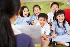 Leraar die het Schilderen toont aan Chinese Studenten stock fotografie Leraar die het Schilderen toont aan Chinese Studenten stock fotografie