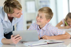 Leraar en leerlingen die tablet gebruiken op school stock afbeeldingen Leraar en leerlingen die tablet gebruiken op school stock afbeeldingen