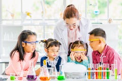 Leraar en studenten in laboratorium, rookvlotter uit stock afbeeldingen Leraar en studenten in laboratorium, rookvlotter uit stock afbeeldingen