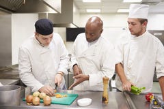 Leraar Helping Students Training aan het Werk in Catering stock foto's Leraar Helping Students Training aan het Werk in Catering stock foto's
