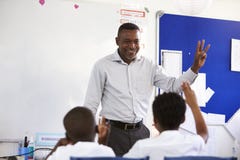Leraar het tonen dient voorzijde van een basisschoolklasse in royalty-vrije stock afbeeldingen Leraar het tonen dient voorzijde van een basisschoolklasse in royalty-vrije stock afbeeldingen