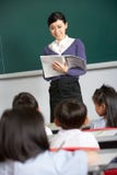 Leraar met Studenten in het Chinese Klaslokaal van de School Royalty-vrije Stock Afbeeldingen Leraar met Studenten in het Chinese Klaslokaal van de School Royalty-vrije Stock Afbeeldingen