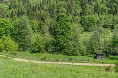 Leraväg och ladugård i landskapet arkivbild Leraväg och ladugård i landskapet arkivbild
