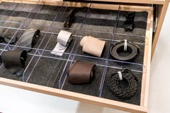 Les accessoires des hommes dans le tiroir de cabinet images stock Les accessoires des hommes dans le tiroir de cabinet images stock