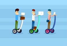 Les affaires Man Group montent la communication sociale de réseau de scooter de Segway d'utilisation d'ordinateur portable de tél Image stock Les affaires Man Group montent la communication sociale de réseau de scooter de Segway d'utilisation d'ordinateur portable de tél Image stock