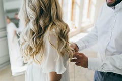 Les aides de marié attachent une robe de mariage la jeune mariée avant la cérémonie Proue d'étoile bleue avec la bande bleue (env images stock Les aides de marié attachent une robe de mariage la jeune mariée avant la cérémonie Proue d'étoile bleue avec la bande bleue (env images stock