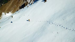 Les alpinistes montent la neige Parmi les montagnes photo libre de droits Les alpinistes montent la neige Parmi les montagnes photo libre de droits